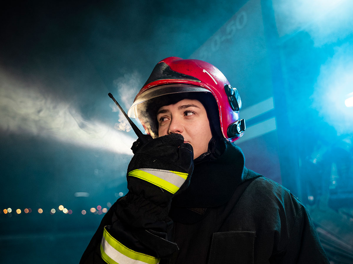 Verano y comunicación crítica: cómo los radios ICOM aseguran coordinación en incendios y emergencias
